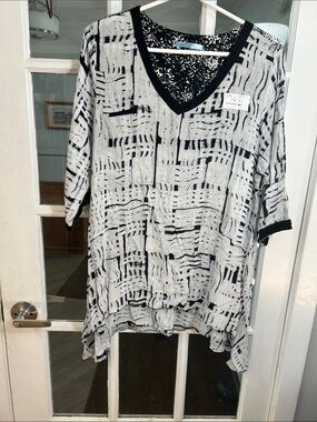 E14.   Light Gray & Black Patterned V-Neck Tunic Top - Women